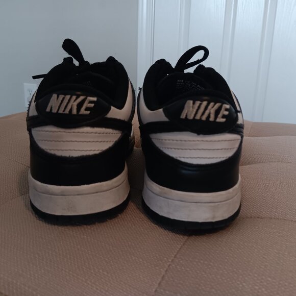 Nike Dunk Low athletic shoes / black & white / size 5 big kid - Picture 3 of 10